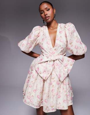 ASOS LUXE - Jacquard-Minikleid mit Blumenmuster, Puffärmeln und Zierschleife-Weiß