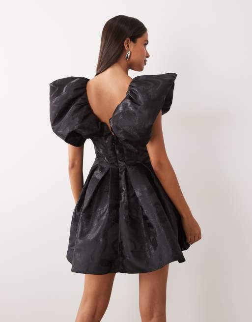 ASOS LUXE Jacquard-Minikleid mit extragroßen Volants in Ton-in-Ton-Schwarz, 4 von 4