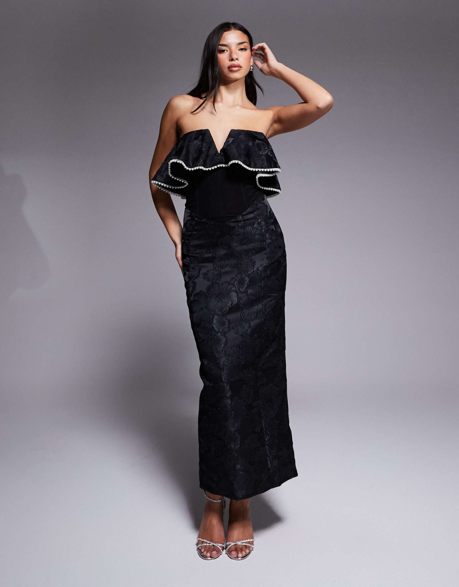 РОСКОШНОЕ жаккардовое платье миди с открытыми плечами ASOS черного цвета с отделкой из искусственного жемчуга