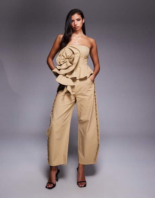 ASOS Luxe – Jasnobrązowy zestaw z bawełnianego diagonalu: top bandeau z bukiecikiem i spodnie z baryłkowymi nogawkami i falbanką, 2 z 3