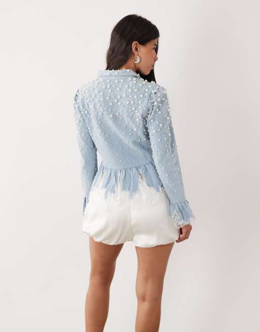 ASOS LUXE – Jeanshemd in Hellblau mit Korsettdetail, Schößchen, Spitze und Perlendetail, 4 von 4