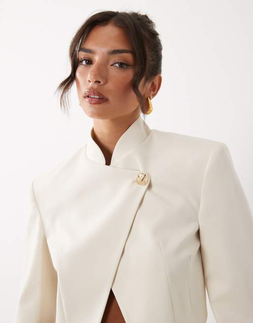 ASOS LUXE – Kastige Cropped-Fit-Jacke in Cremeweiß mit 80s Wickeldesign vorne, 2 von 4