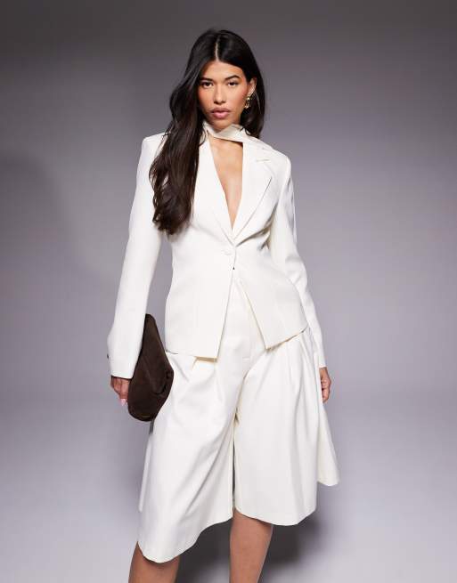 ASOS Luxe – Kremowy elegancki zestaw: marynarka z drapowanym szalem i wydłużone szorty, 3 z 3