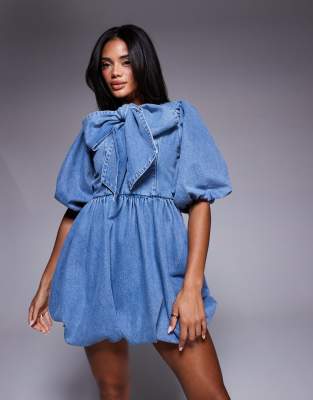ASOS LUXE - Kurzes Jeanskleid in hellblauer Waschung mit Ballonsaum und Schluppen-Schleife