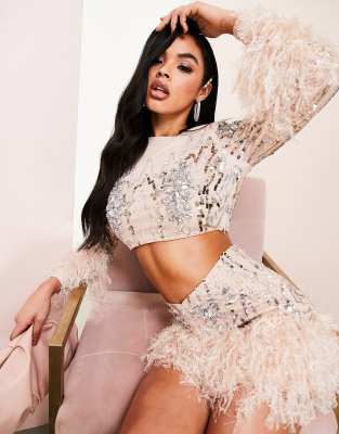ASOS LUXE – Kurzes, verziertes Oberteil in Zartrosa mit Manschetten mit Kunstfederbesatz, Kombiteil