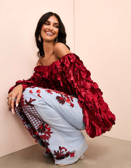 ASOS Luxe – Kwiecisty czerwony top z odsłoniętymi ramionami, dekoltem bandeau i falbankami z efektem 3D