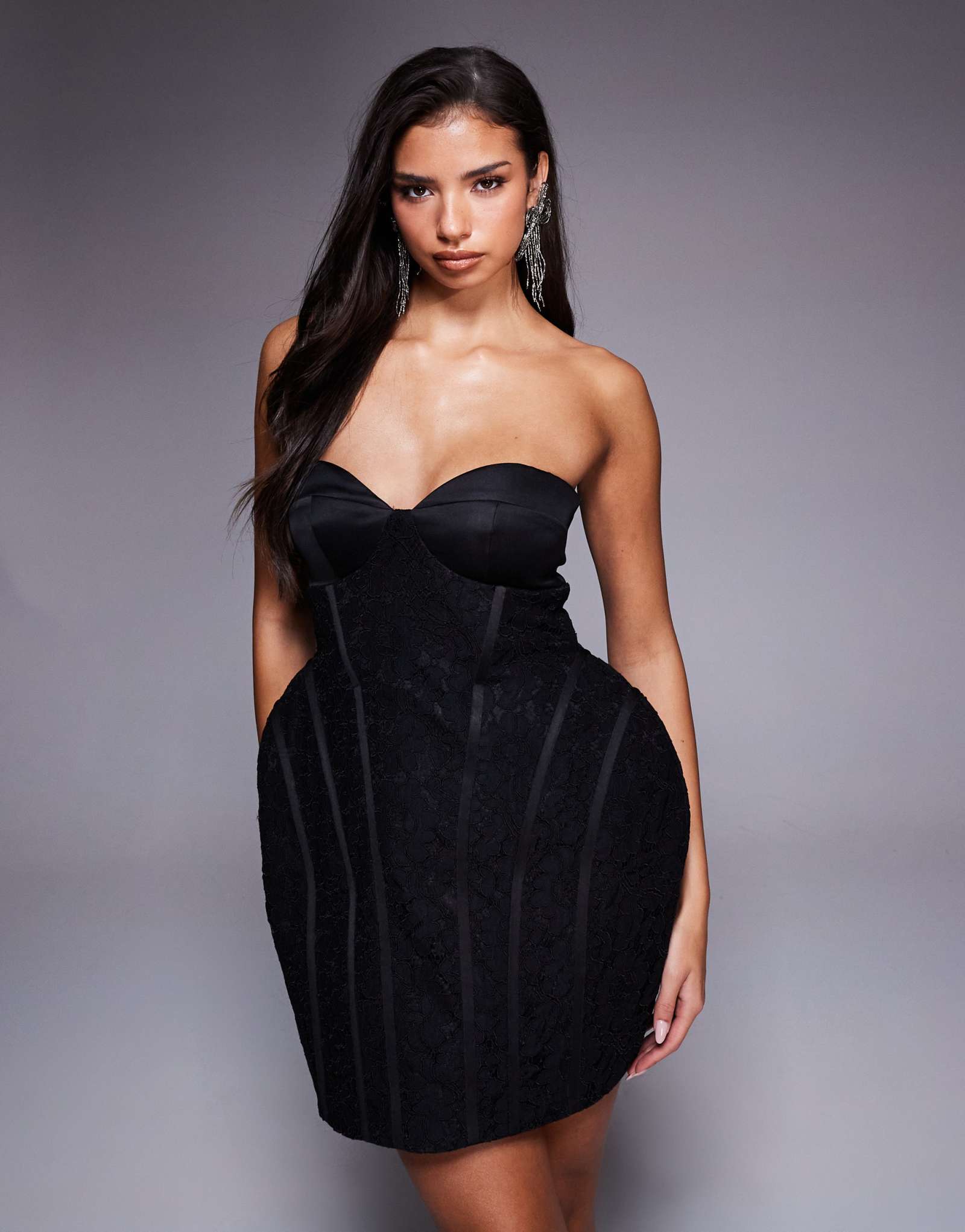 Роскошное кружевное мини-платье-бандо ASOS черного цвета со скульптурным корсетом