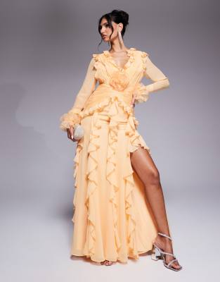 ASOS LUXE - Langärmliges Organza-Maxikleid in Apricot mit akzentuierten Rüschen-Bunt