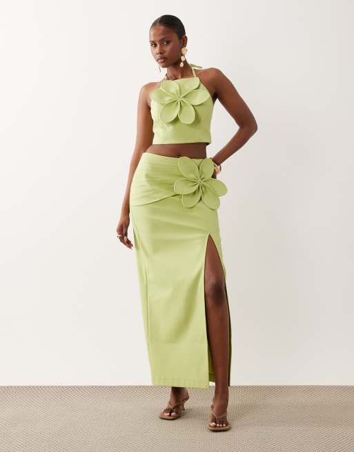 ASOS Luxe – Pistacjowy lniany zestaw z kwiatem 3D: top z dekoltem halter i spódnica maxi, 2 z 3