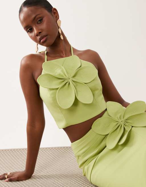 ASOS Luxe – Pistacjowy lniany zestaw z kwiatem 3D: top z dekoltem halter i spódnica maxi, 3 z 3