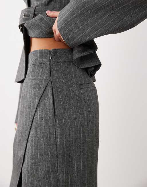 ASOS LUXE maßgeschneiderte Overlay-Kombihose mit weitem Bein in grauem Nadelstreifen, 4 von 5