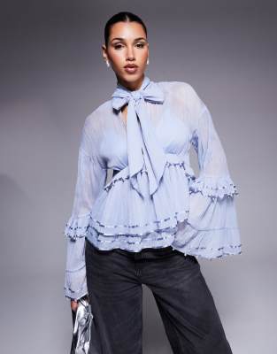 ASOS LUXE - Markante Bluse aus Chiffon in Blau mit Perlenverzierung