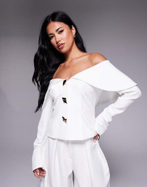 ASOS Luxe – Marynarka w kolorze kości słoniowej z odsłoniętymi ramionami i metalowymi złotymi guzikami, część zestawu