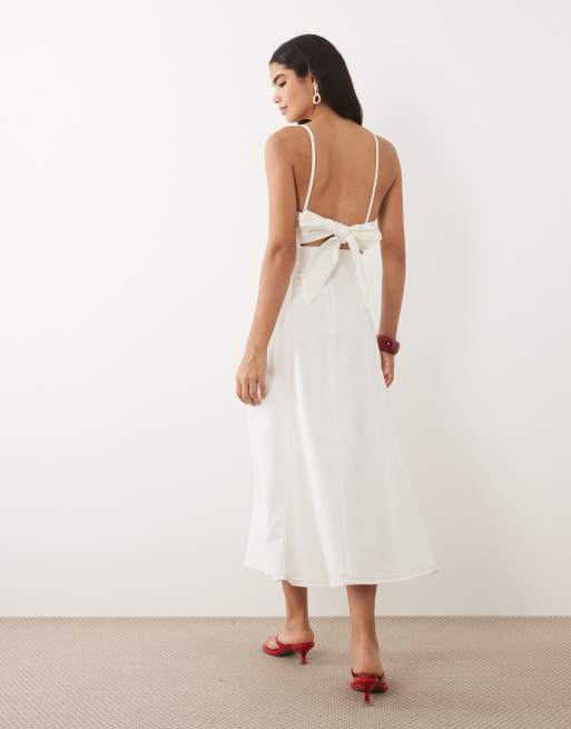 ASOS LUXE – Mini-Jeanskleid in Ecru mit herzförmigem Design an der Brust, 3 von 4
