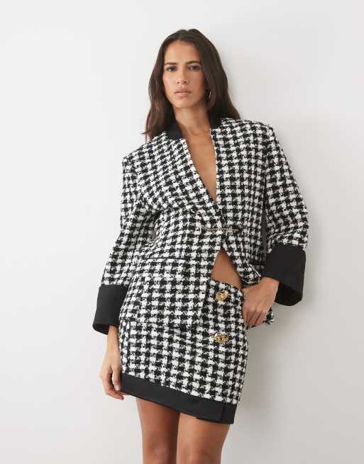 ASOS LUXE - Ensemble veste oversize ajustée à motif pied-de-poule surdimensionné et détail chaîne avec mini-jupe - Noir et blanc, 3 de 3