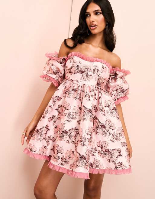ASOS LUXE - Mini skaterjurk van gebloemd jacquard met pofmouwen, blote schouders en rand van organza in roze bloemenprint