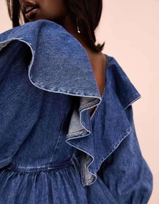 ASOS Luxe - Minikjole i denim mellemblå vask i flere niveauer med flæser og plunge samt rhinstensknapper, 2 af 4