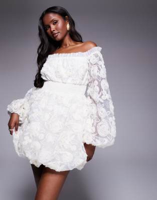 ASOS LUXE - Minikleid in Weiß mit aufgestickter 3D-Blumenstruktur und Ballonsaum