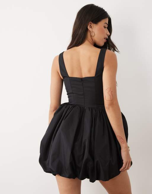 ASOS LUXE Minikleid mit Bubble-Saum und Kontrast-Ansteckblume in Schwarz, 2 von 4