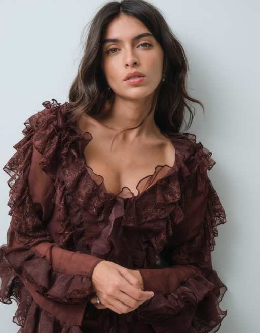 ASOS LUXE mono corto de encaje, manga larga y volantes en chocolate, 3 de 5