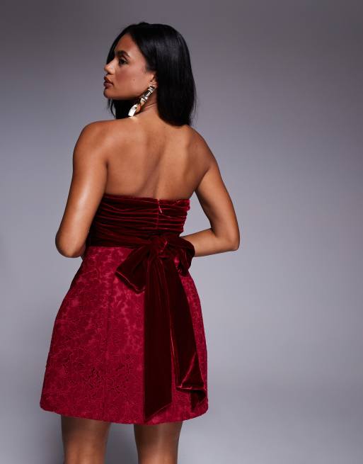 ASOS LUXE – Mörkröd miniklänning i spets och sammet med bandeau-ringning och rosett, 2 av 4