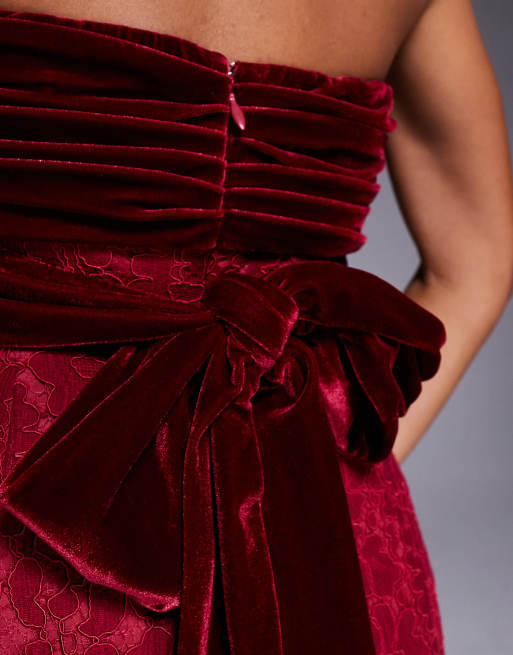 ASOS LUXE – Mörkröd miniklänning i spets och sammet med bandeau-ringning och rosett, 3 av 4