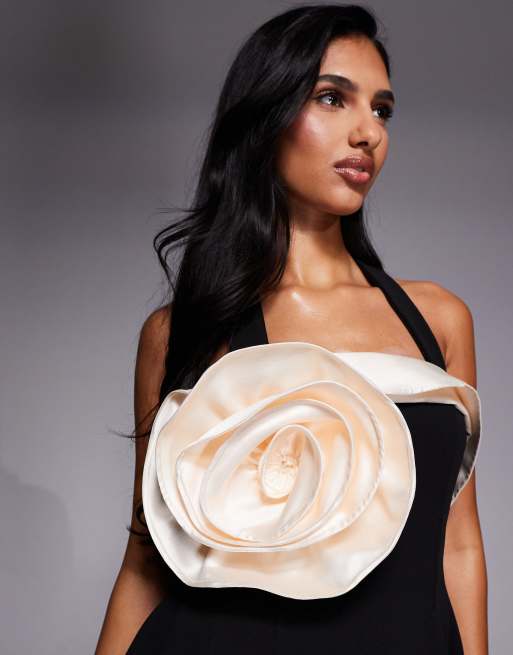 ASOS LUXE – Neckholder-Minikleid in Schwarz mit farblich abgesetztem Ansteckblumen-Design, 3 von 4