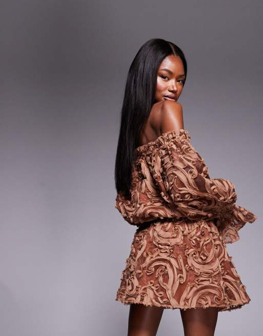ASOS LUXE - Oversized mini jurk met blote schouders, textuur en elastische taille in chocoladebruin, 3 van 4