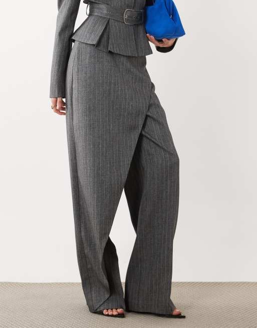 ASOS LUXE - pantalón ancho de traje con capa superpuesta a rayas diplomáticas grises, 2 de 5