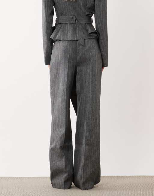 ASOS LUXE - pantalón ancho de traje con capa superpuesta a rayas diplomáticas grises, 5 de 5