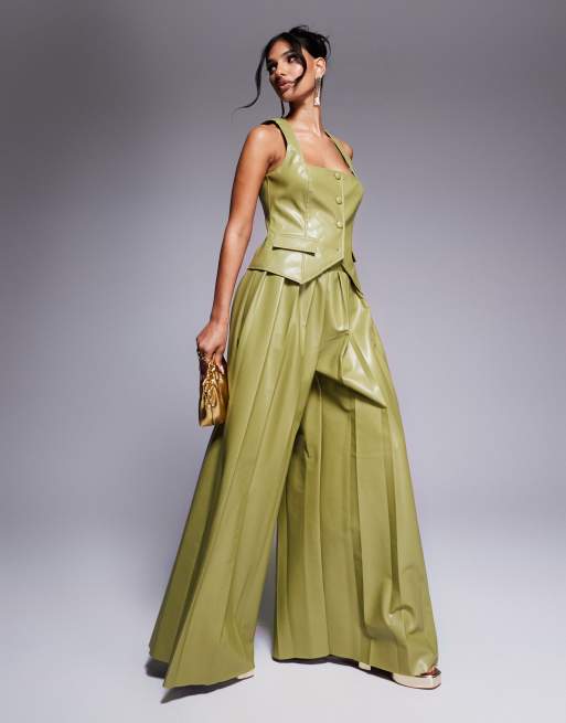 ASOS LUXE - Pantaloni a pieghe a fondo molto ampio in similpelle PU color oliva in coordinato