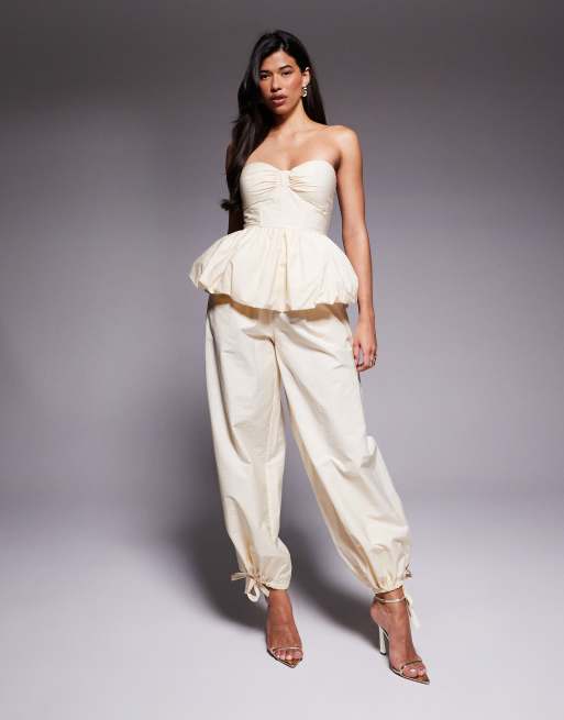 ASOS LUXE - Coordinato con pantaloni e top a fascia stile corsetto color latticello con fondo a palloncino, 2 di 3