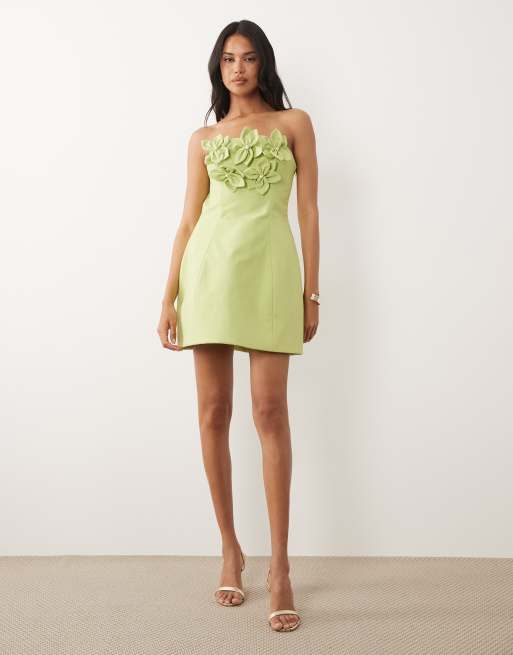 ASOS LUXE – Pistagegrön miniklänning i linnetyg med bandeau-ringning och blomdetaljer, 2 av 4