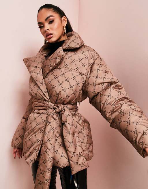 ASOS LUXE - Piumino avvolgente con stampa di monogramma