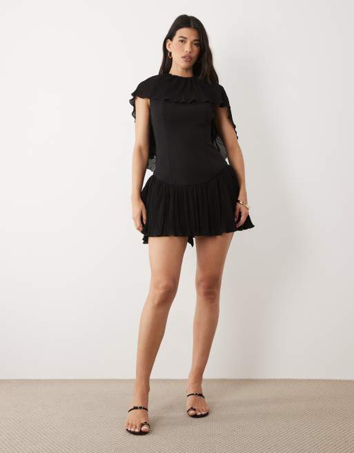 ASOS LUXE plisserad axeldraperad strukturerad miniklänning med volangkjol i svart, 3 av 4