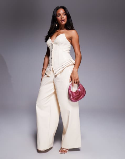 ASOS LUXE – Plissiertes Set aus Kunstleder in Creme mit trägerlosem Oberteil und weiter Hose - view 1