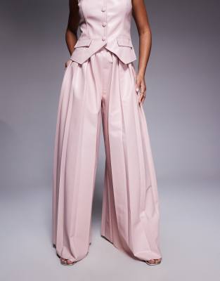 ASOS LUXE - PU-Bundfaltenhose in Altrosa, Kombiteil