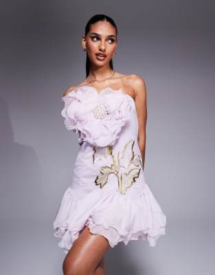 ASOS LUXE - Robe courte avec fleur en relief et ornement à perles - Blush-rose