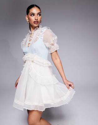 ASOS LUXE - Robe courte en organza ornée de perles avec empiècement en jean sur le buste - Crème-Blanc