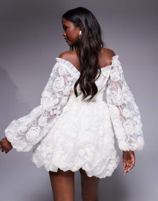 ASOS LUXE - Robe courte texturée à fleurs brodées en 3D avec ourlet boule - Blanc, 4 de 4