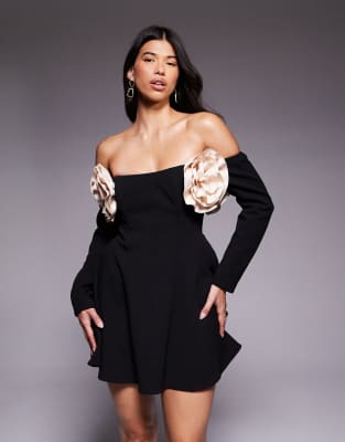 Robe patineuse courte à encolure bardot et grosses fleurs - Noir 34