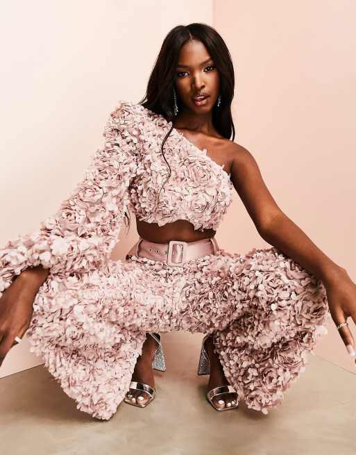 ASOS LUXE – Rosa crop top med bar axel och spets i 3D-stil