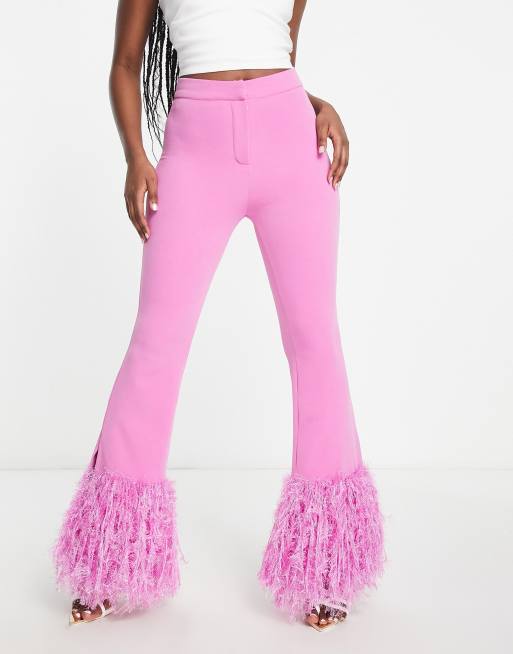ASOS Luxe – Różowe spodnie garniturowe ze sztucznymi piórkami, 3 z 4