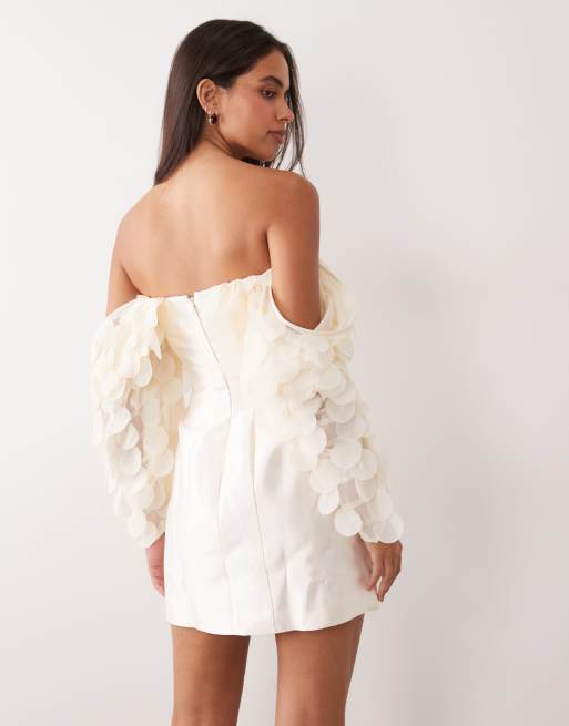 ASOS LUXE satijnen mini jurk met structuur en schijfmouw in crème, 4 van 4