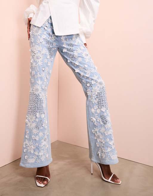 ASOS LUXE – Schlagjeans in mittelblauer Waschung mit weißer Schmucksteinverzierung, 3 von 5