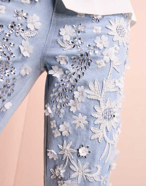 ASOS LUXE – Schlagjeans in mittelblauer Waschung mit weißer Schmucksteinverzierung, 5 von 5