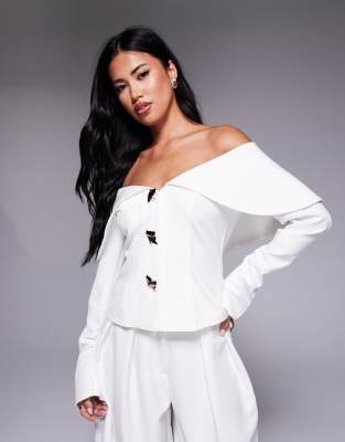 ASOS LUXE - Schulterfreier Blazer in Elfenbeinweiß mit goldener Metallverzierung, Kombiteil