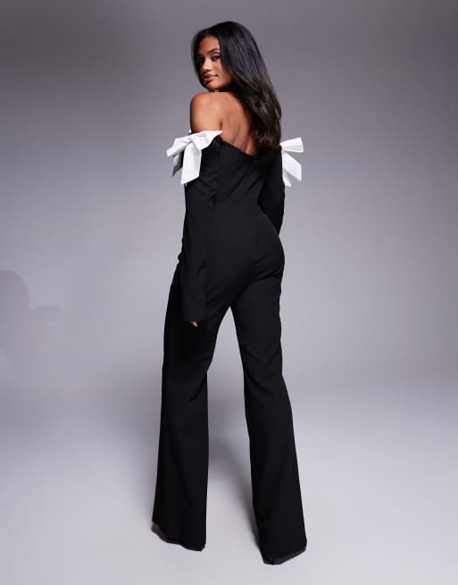 ASOS LUXE – Schulterfreier Satin-Jumpsuit in Schwarz mit kontrastierenden Schleifendetails, 3 von 4