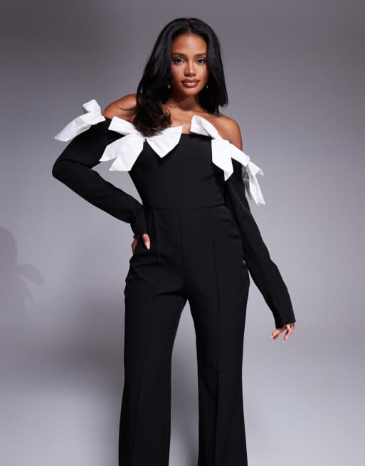 ASOS LUXE – Schulterfreier Satin-Jumpsuit in Schwarz mit kontrastierenden Schleifendetails, 4 von 4