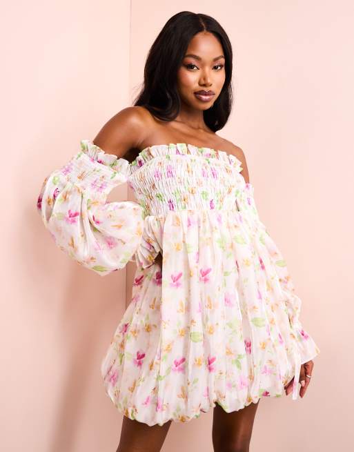 ASOS LUXE – Schulterfreies, gerafftes Organza-Minikleid in Silber mit Ballonsaum und Blumenmuster, 3 von 4